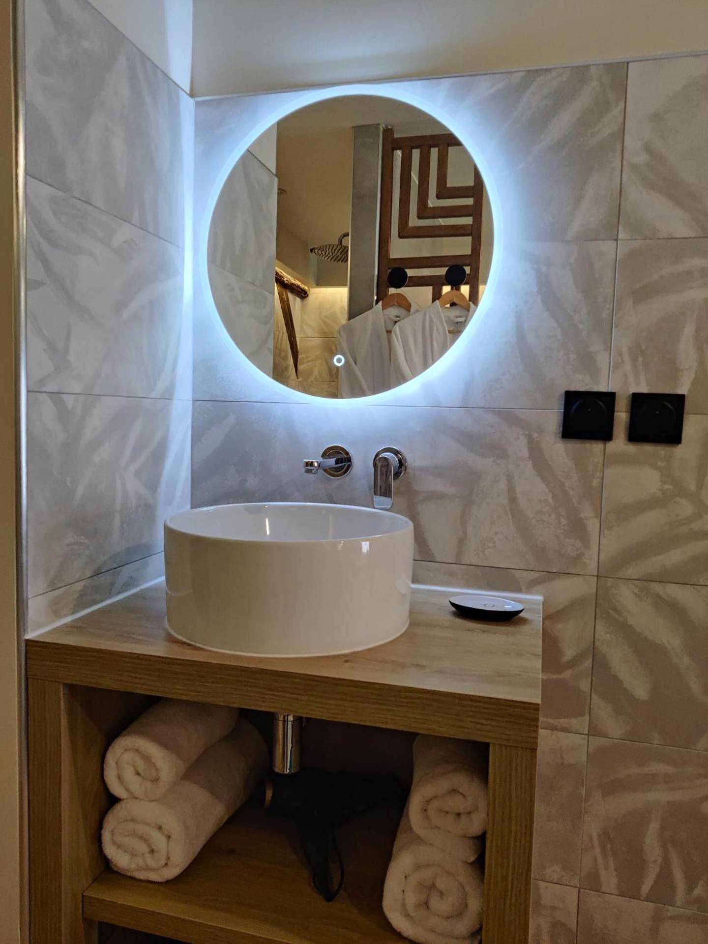 Vasque moderne et miroir rond rétroéclairé - LA BULLE ROMANTIQUE, Suite avec jacuzzi privatif