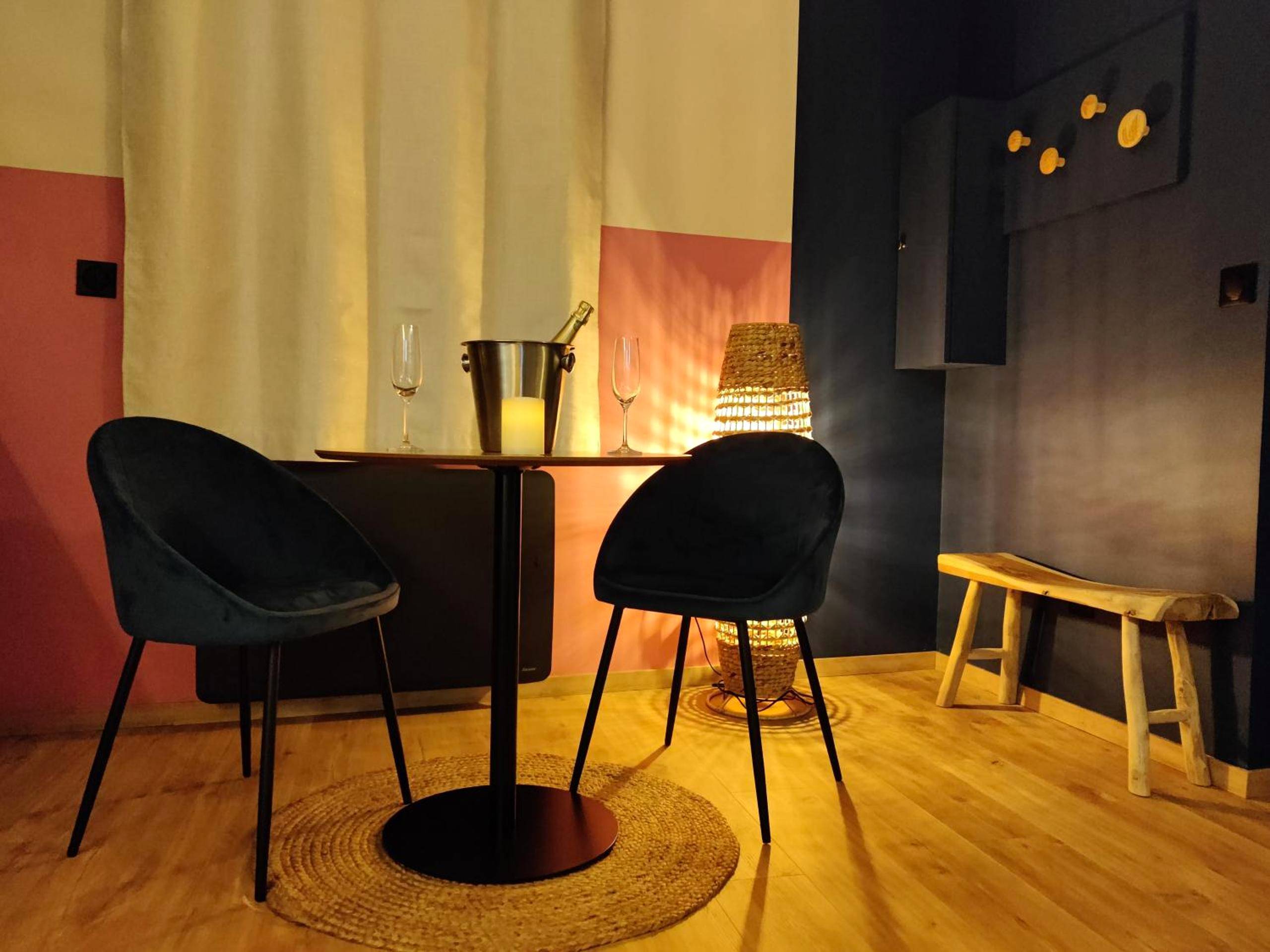 Espace dînatoire romantique avec fauteuils - LA BULLE ROMANTIQUE, Suite avec jacuzzi privatif