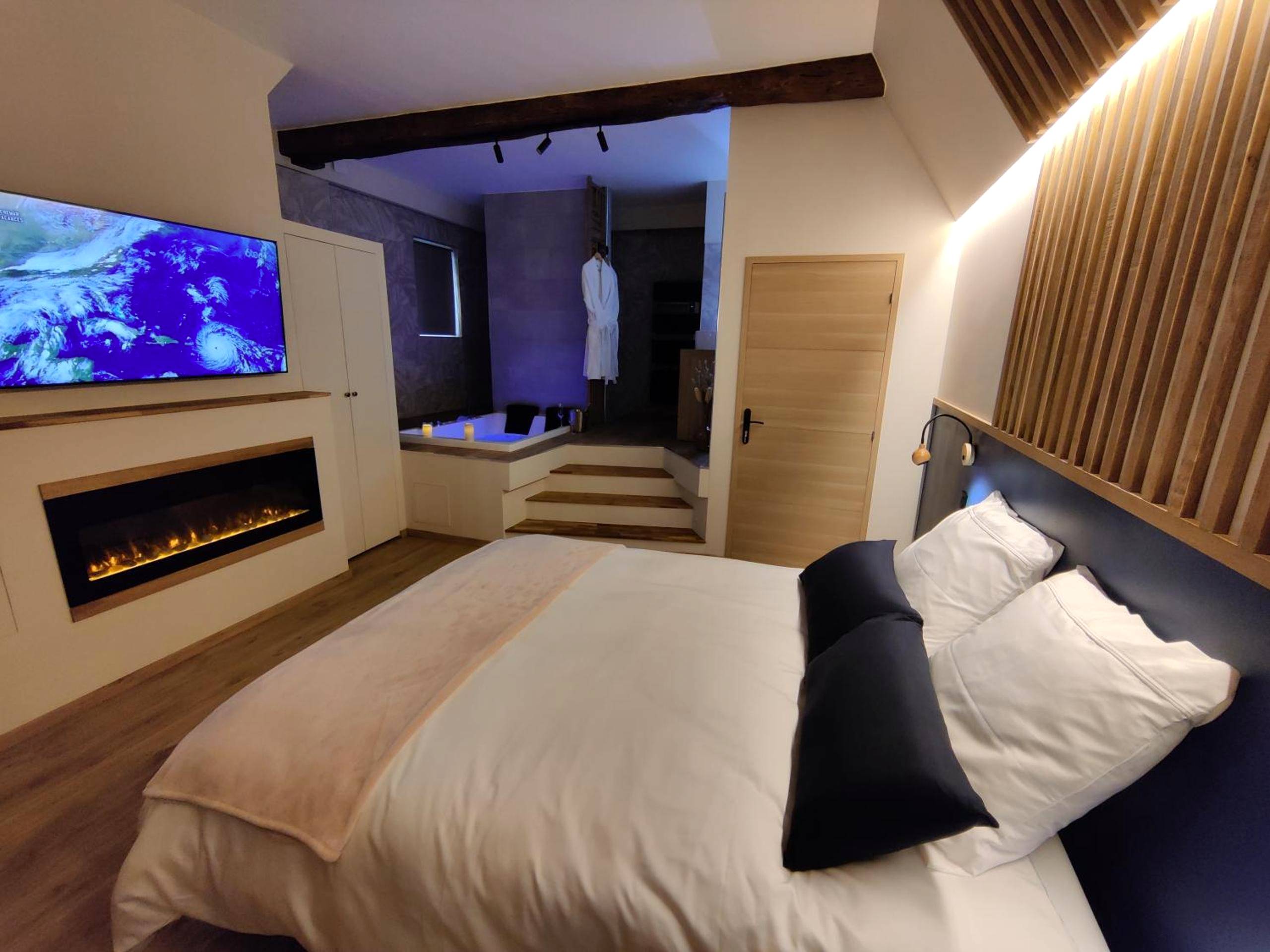 Photo du logement - LA BULLE ROMANTIQUE, Suite avec jacuzzi privatif - Sacy - le - Grand