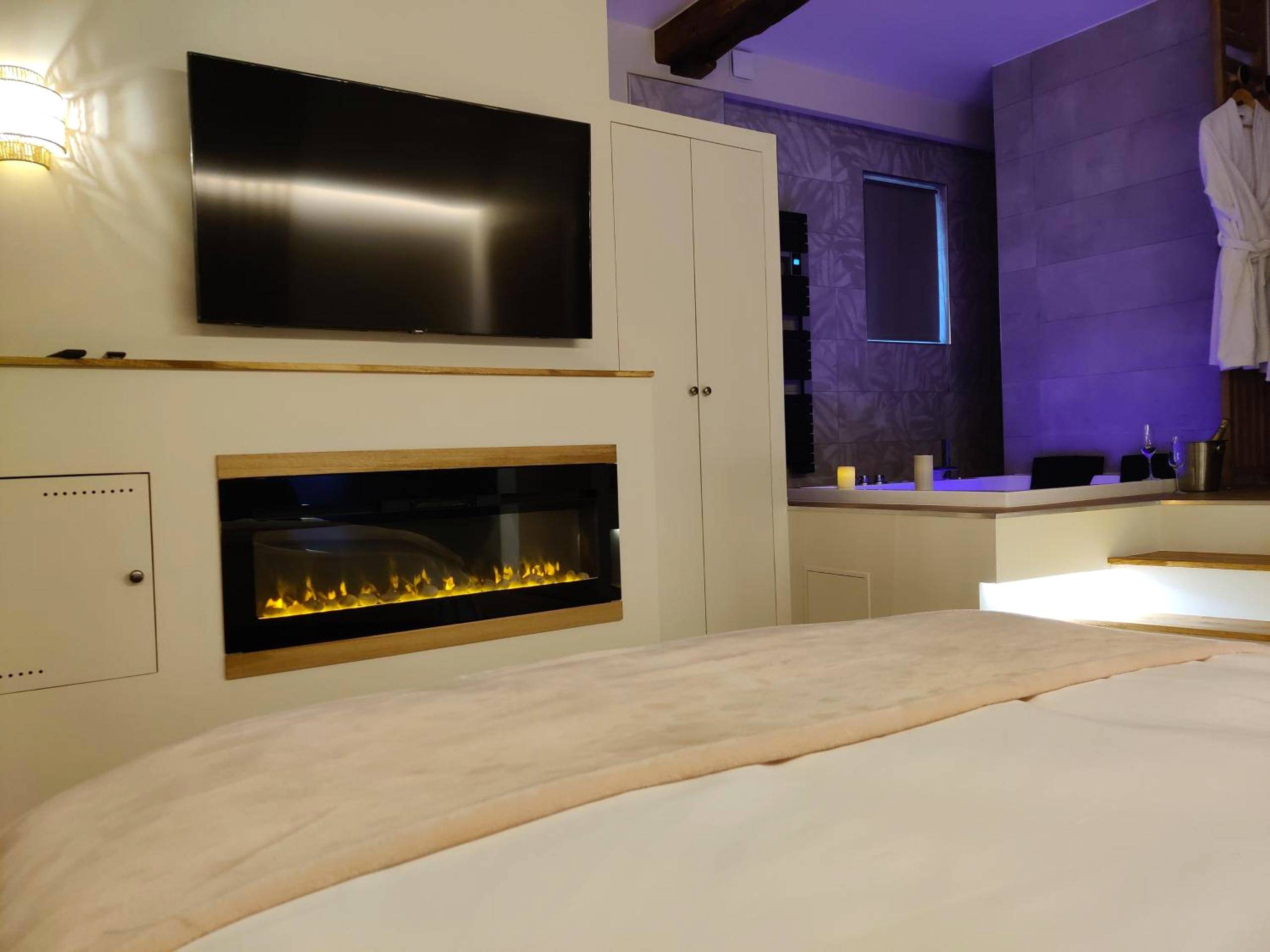 Photo du logement - LA BULLE ROMANTIQUE, Suite avec jacuzzi privatif - Sacy - le - Grand