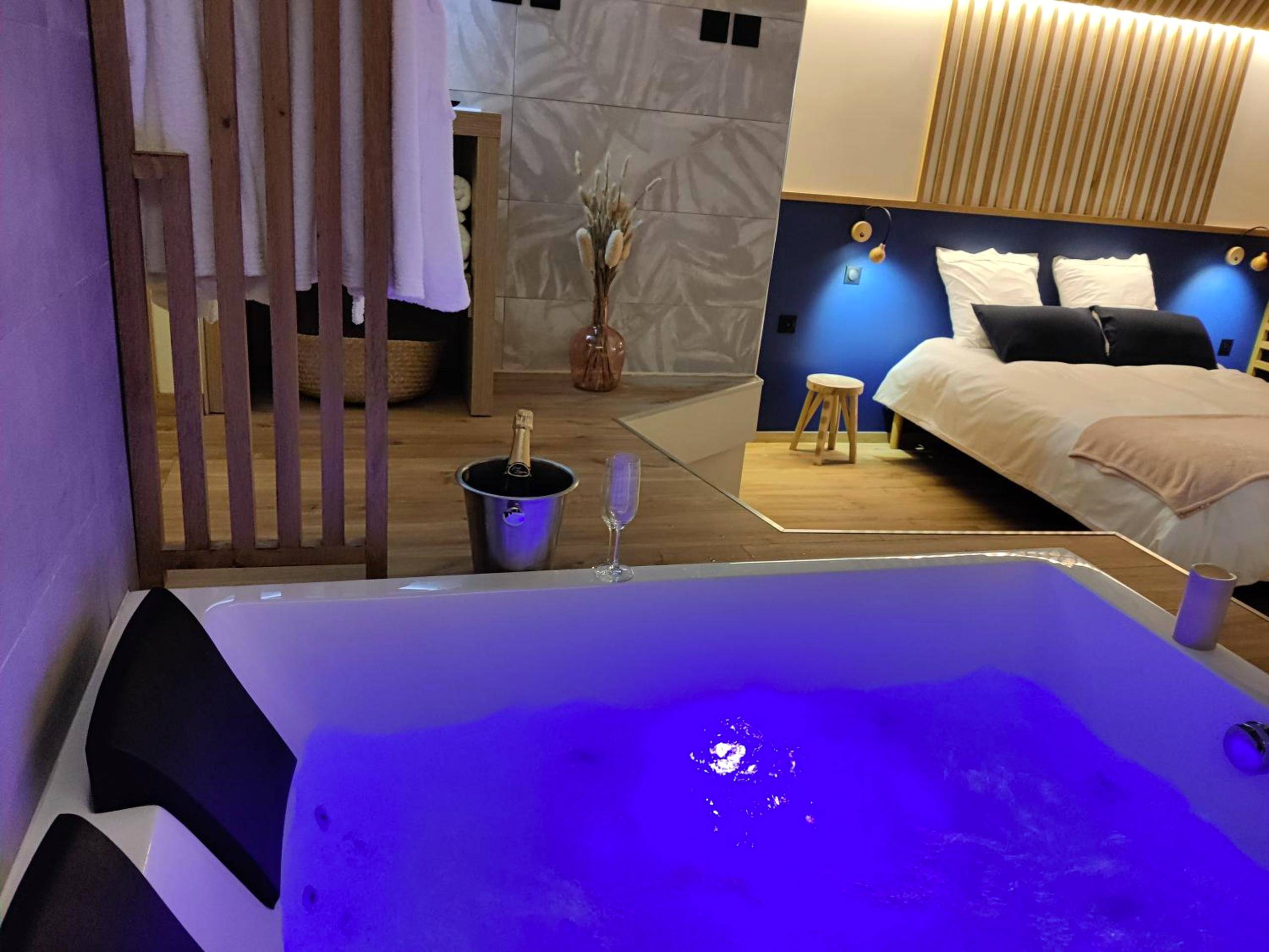 Photo du logement - LA BULLE ROMANTIQUE, Suite avec jacuzzi privatif