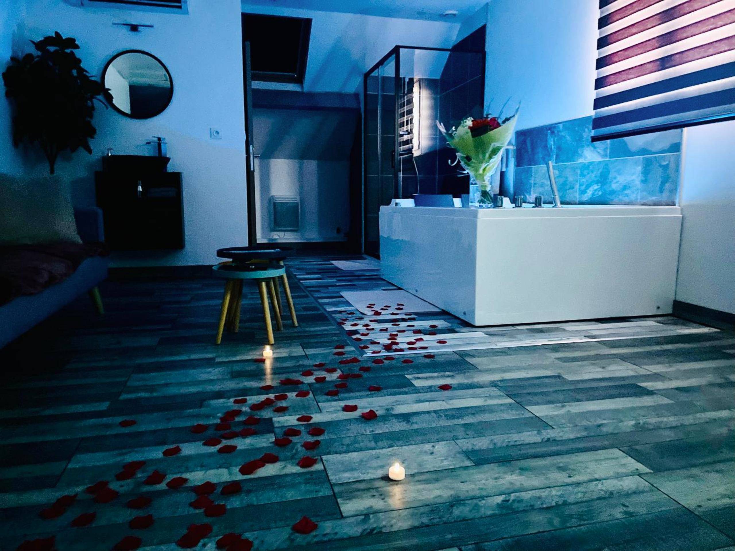 Pétales de rose au sol menant au jacuzzi - Love Room Tigy - La Bulle de Romance - Love Room
