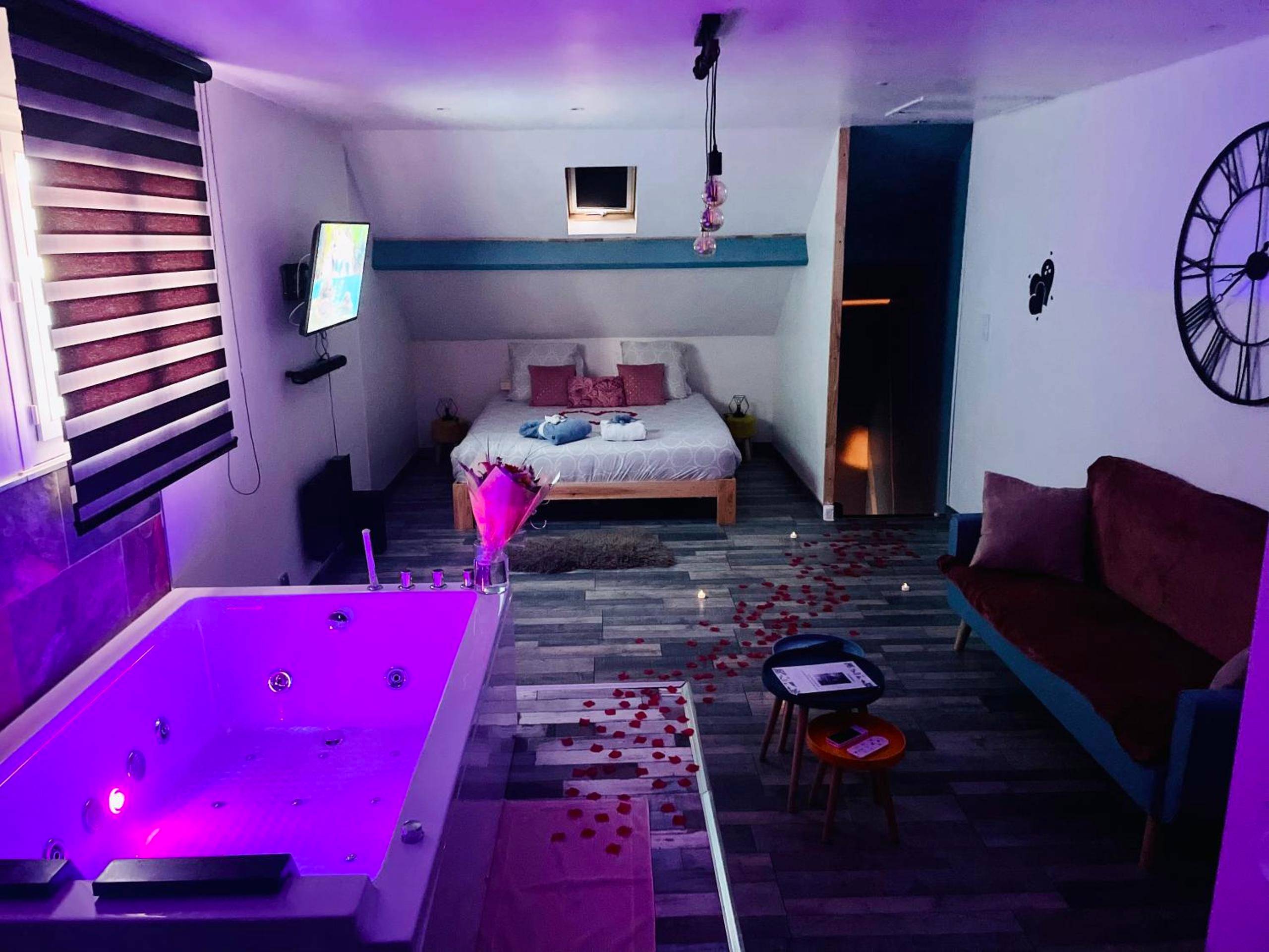 Suite avec jacuzzi violet et lit double - La Bulle de Romance - Love Room
