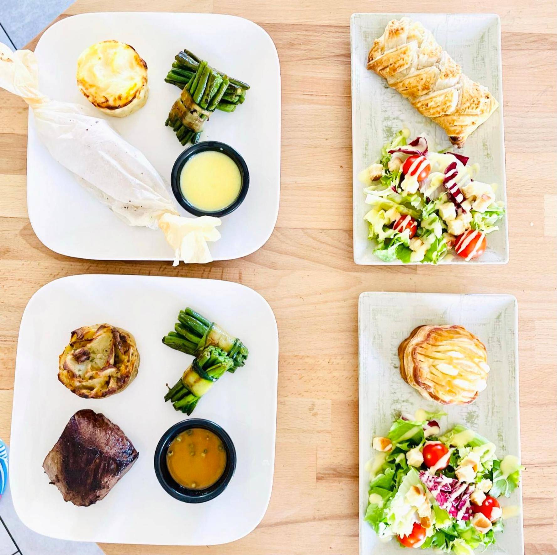 Plateaux repas gourmands avec salades et viandes - La Bulle de Romance - Love Room