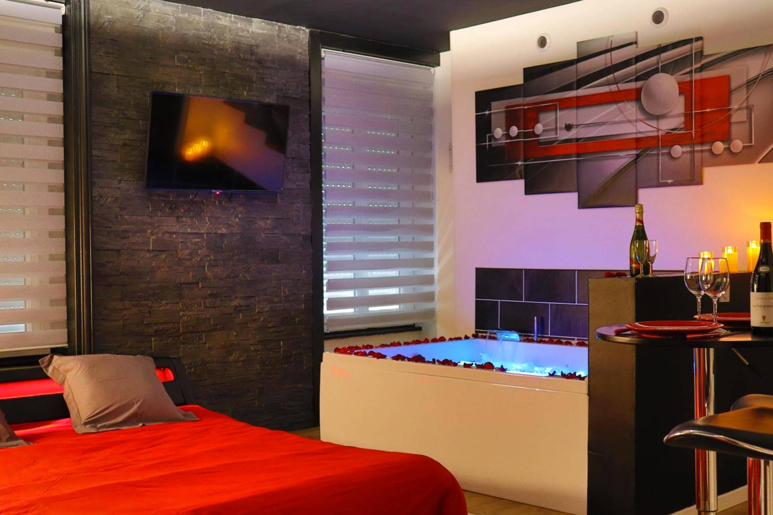 Jacuzzi privatif avec éclairage bleu - Bulle de Spa