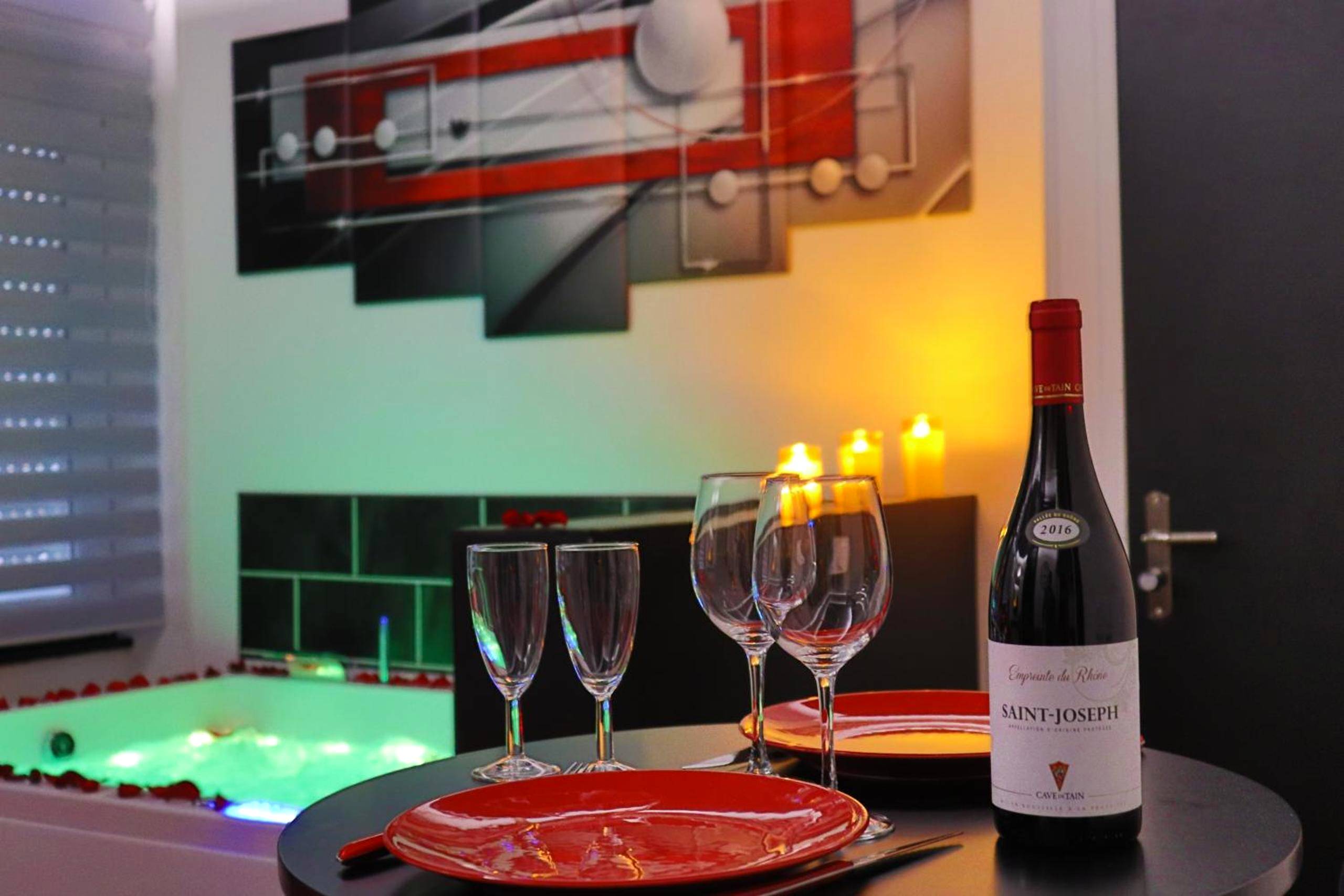 Table dressée avec vin et verres - Bulle de Spa