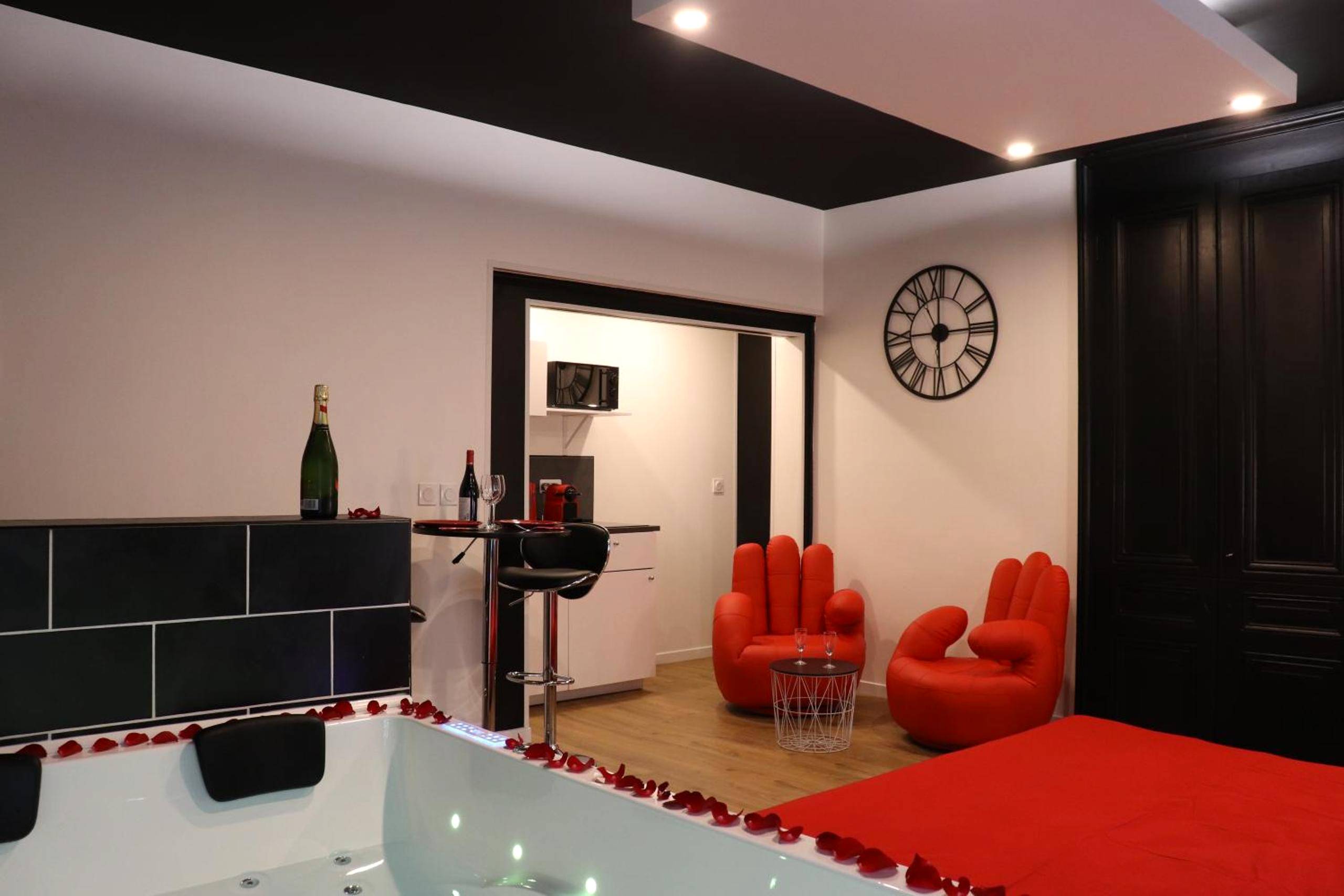 Fauteuils en forme de mains et jacuzzi - Bulle de Spa
