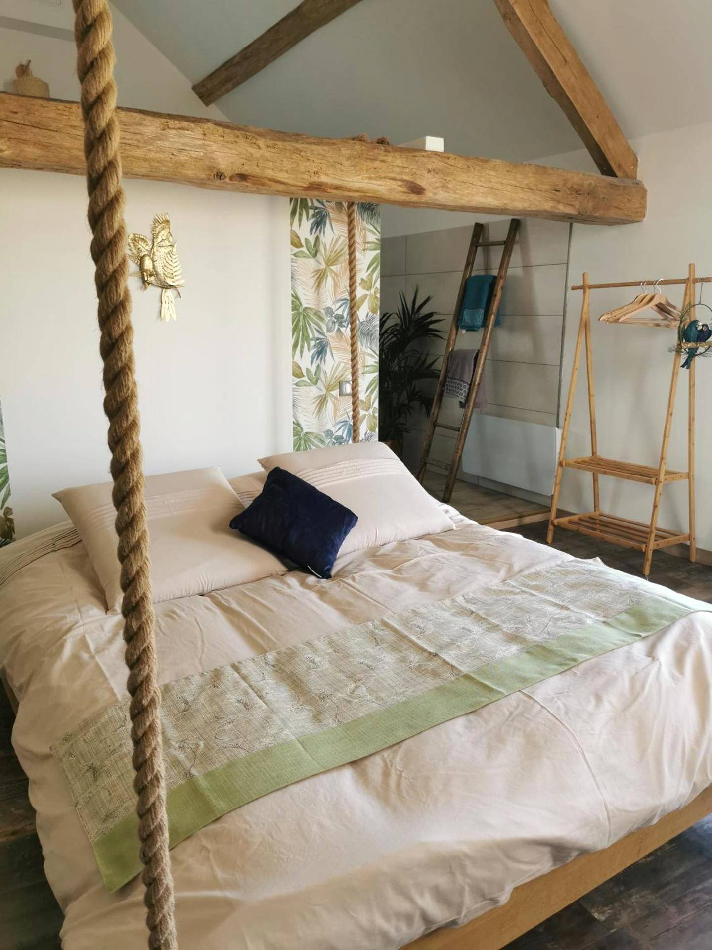 Lit double sous charpente en bois apparente - Love Room Bassevelle - La bulle suspendue