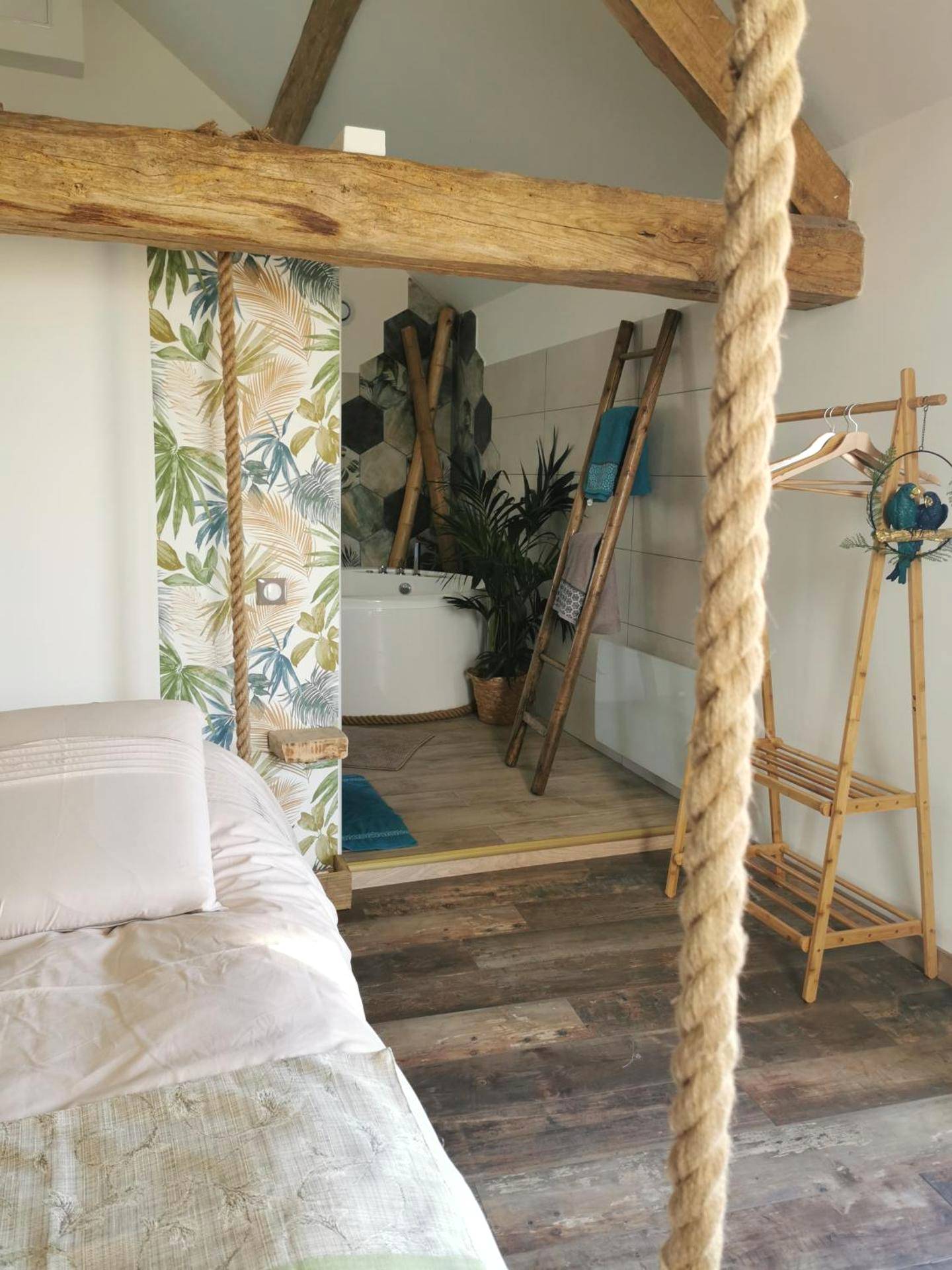 Chambre ouverte sur espace balnéo avec corde - La bulle suspendue