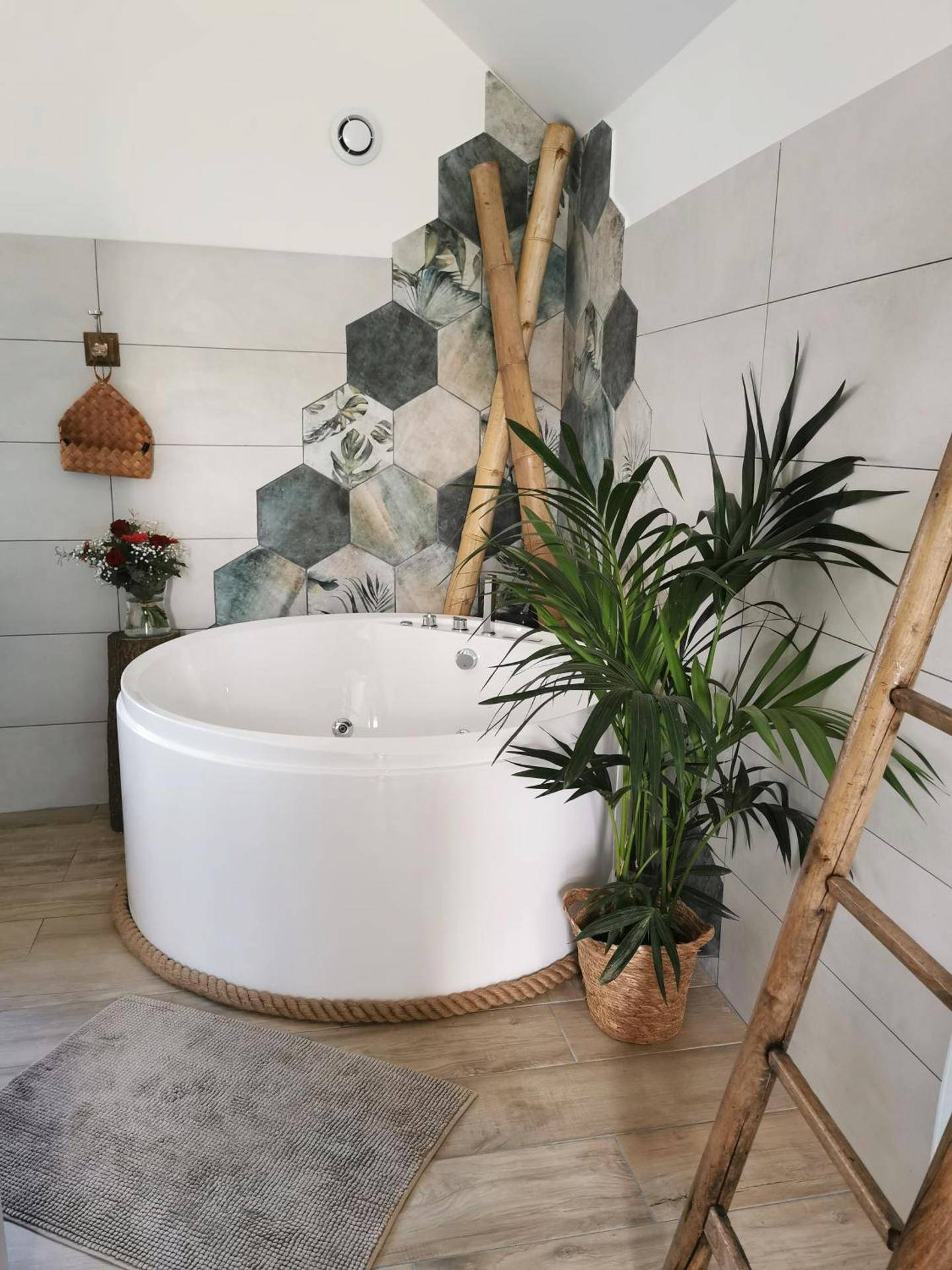 Baignoire balnéo ronde et décoration tropicale - La bulle suspendue
