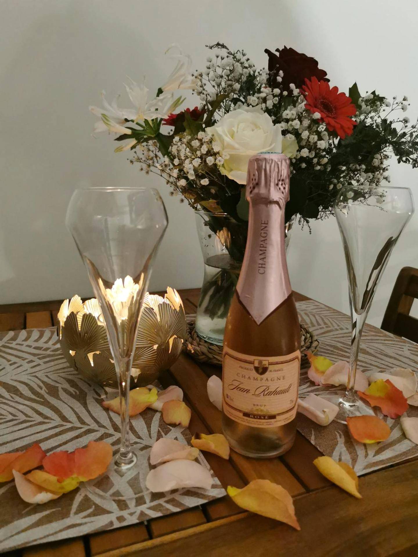 Bouteille de champagne et fleurs sur la table - La bulle suspendue