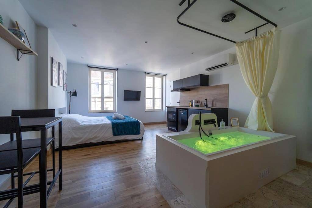 Jacuzzi avec chromothérapie verte et kitchenette - La bulle urbaine