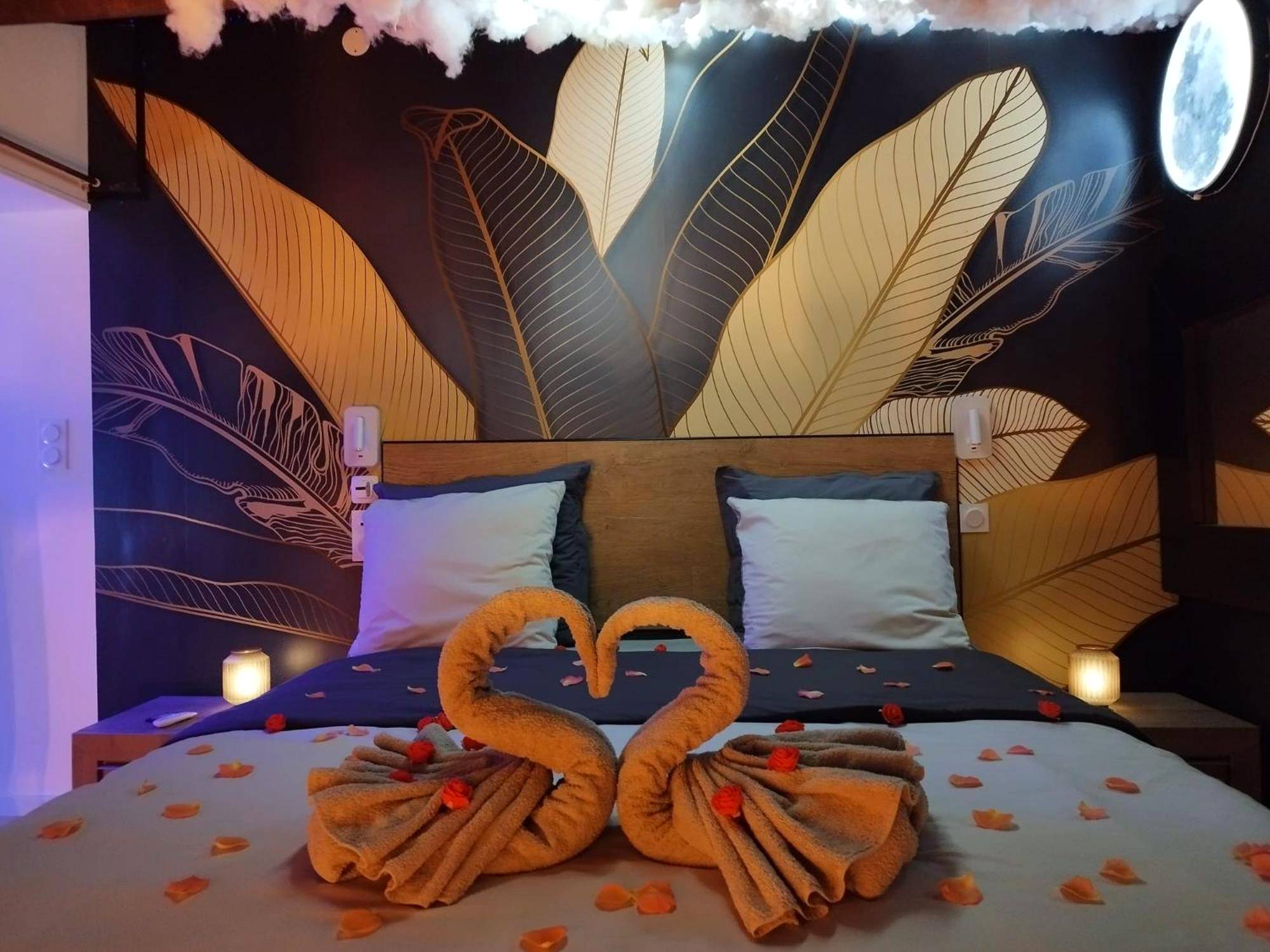 Cygnes en serviettes et pétales sur lit - Bulles et belle étoile SPA proche de Caen