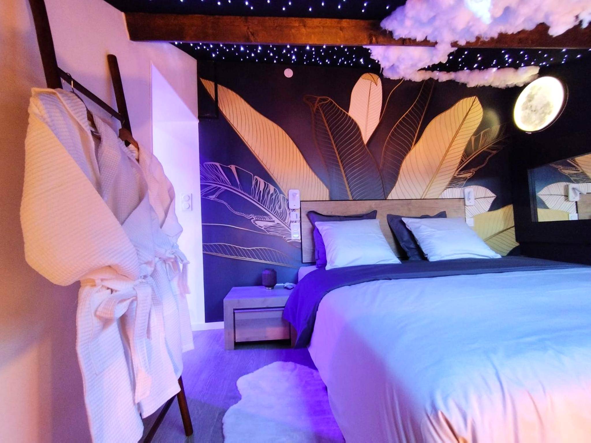 Peignoirs blancs et lit double éclairé - Bulles et belle étoile SPA proche de Caen