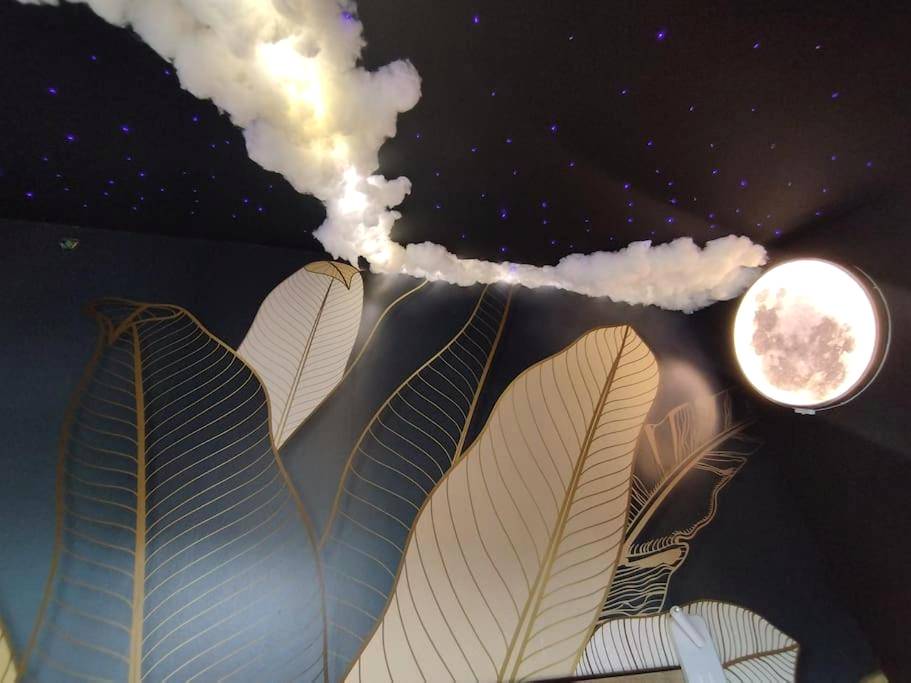 Décoration murale tropicale et lune lumineuse - Bulles et belle étoile SPA proche de Caen