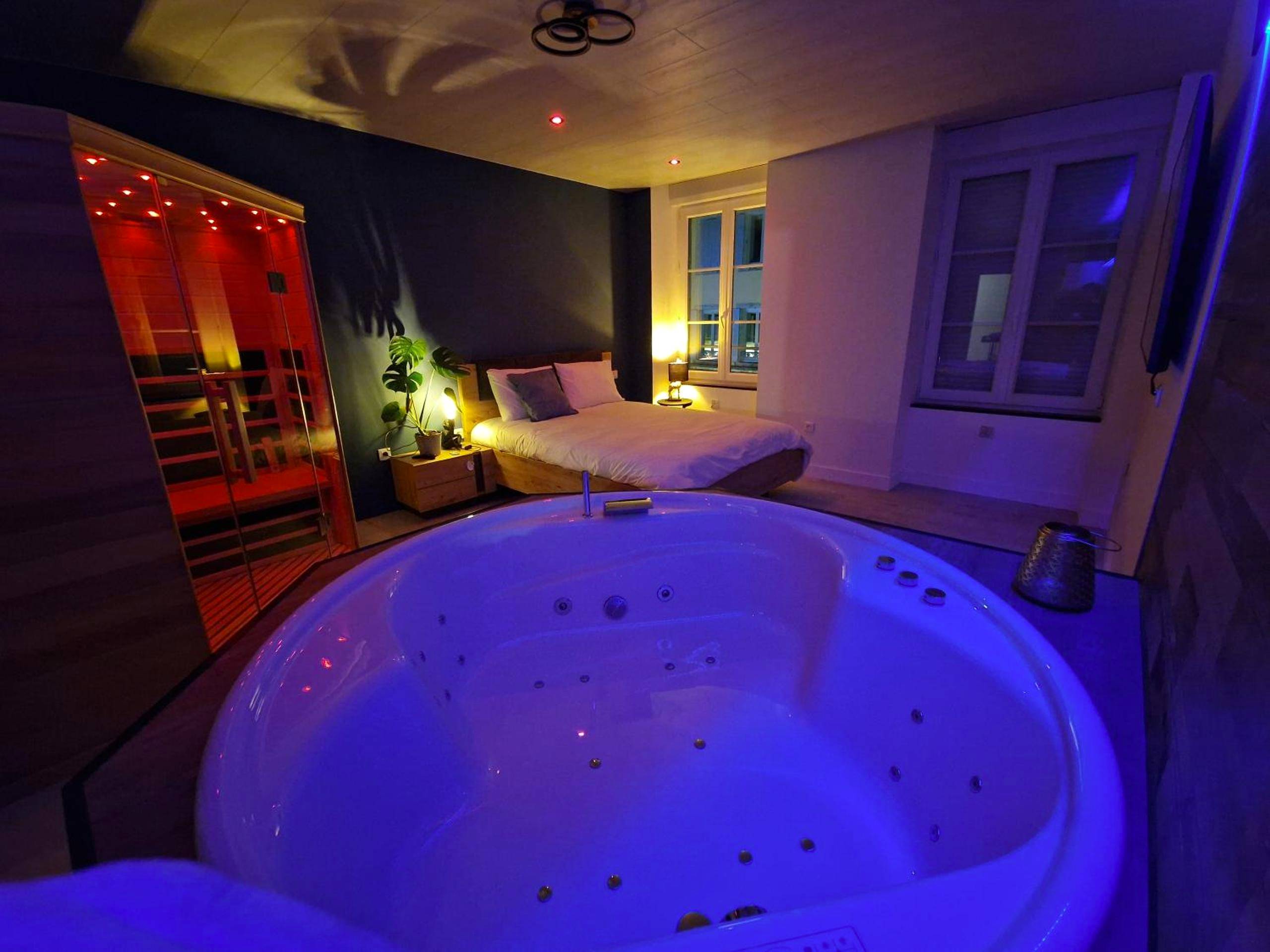 Jacuzzi rond, lit double et sauna infrarouge - Love Room Arbois - Bulles Emotions