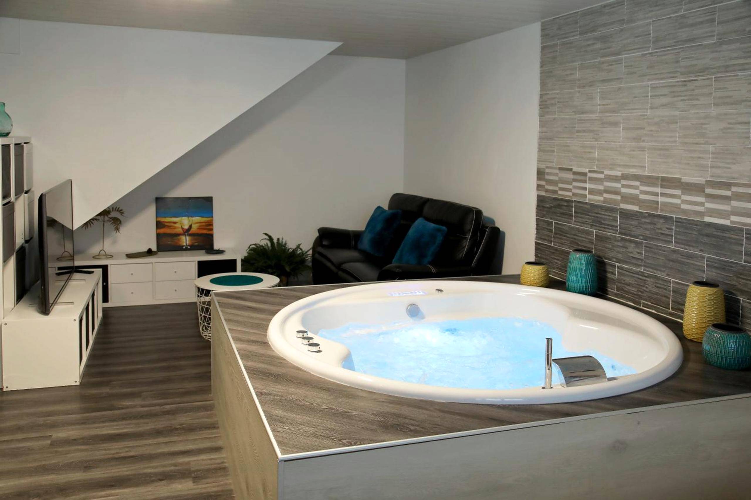 Jacuzzi rond bouillonnant et coin salon - Bulles Emotions