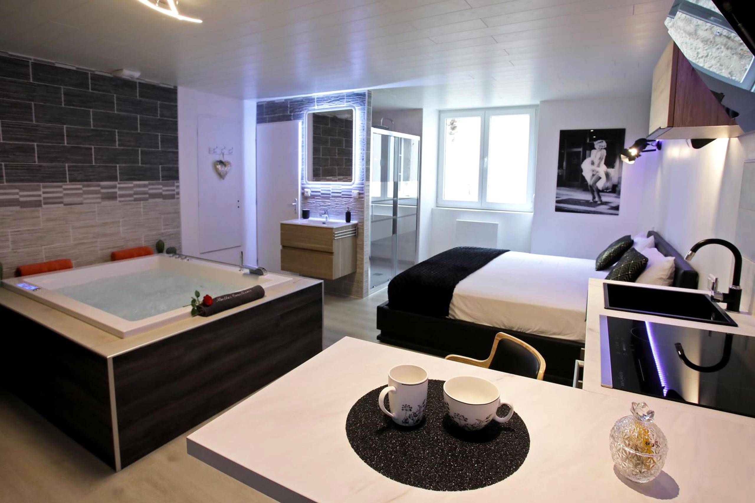 Suite avec jacuzzi carré, lit et kitchenette - Bulles Emotions