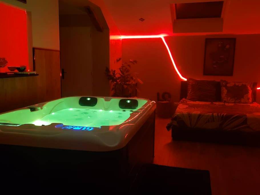 Jacuzzi privatif avec éclairage LED vert - Love Room Montrevel - en - Bresse - Bulles étoilées Appartement avec jacuzzi privé