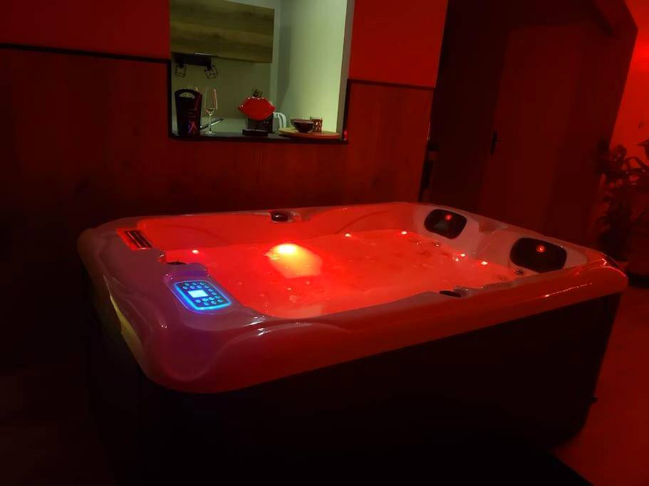 Baignoire balnéo éclairée en rouge - Bulles étoilées Appartement avec jacuzzi privé