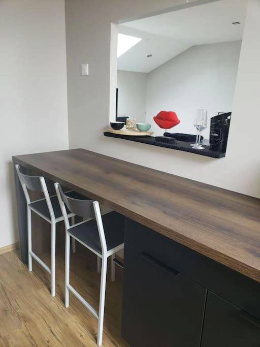 Espace repas avec mange - debout et tabourets - Bulles étoilées Appartement avec jacuzzi privé