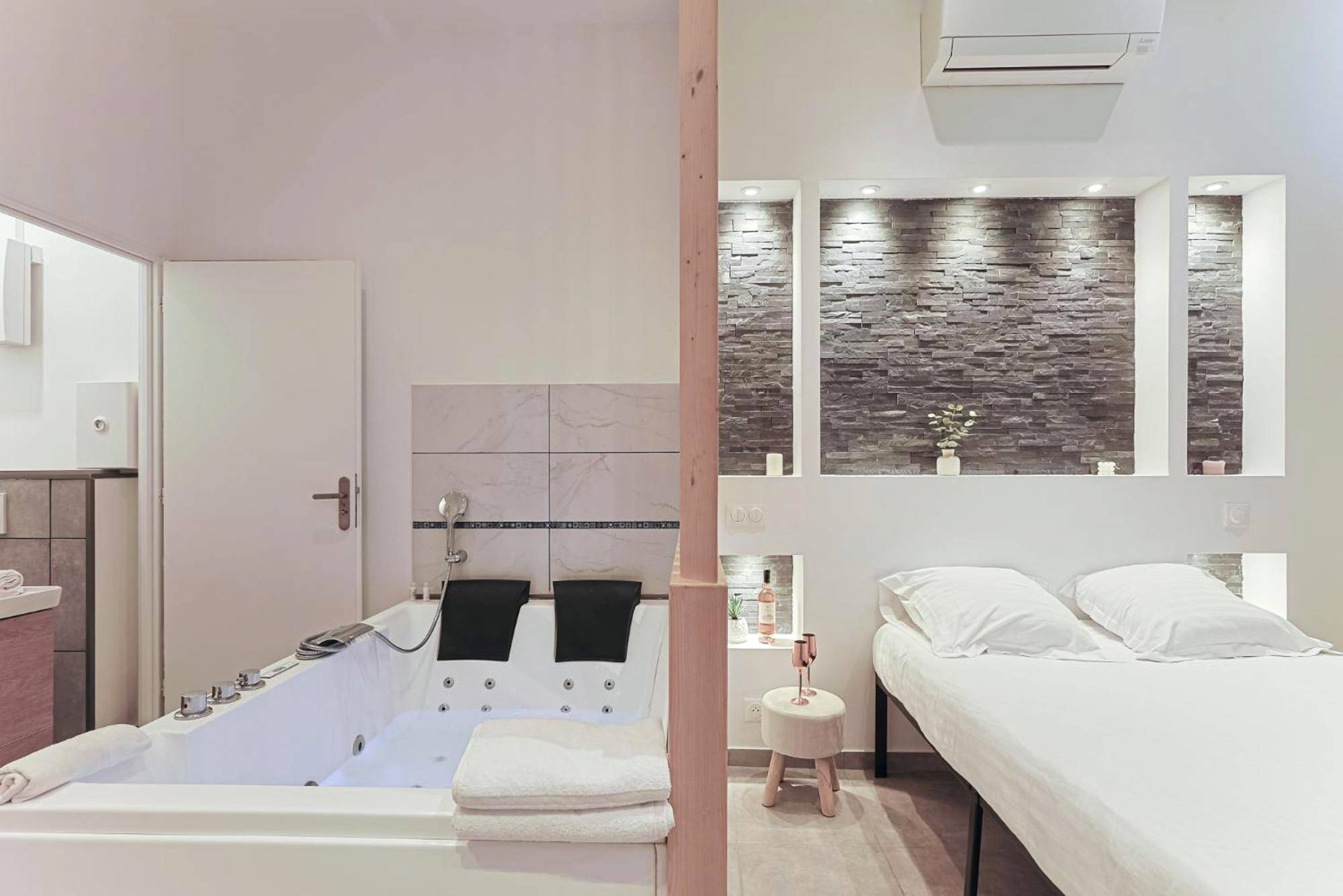 Chambre avec lit double et jacuzzi privatif - Love Room Lyon - LES BULLES DE MONA - Lola - Spa - Clim