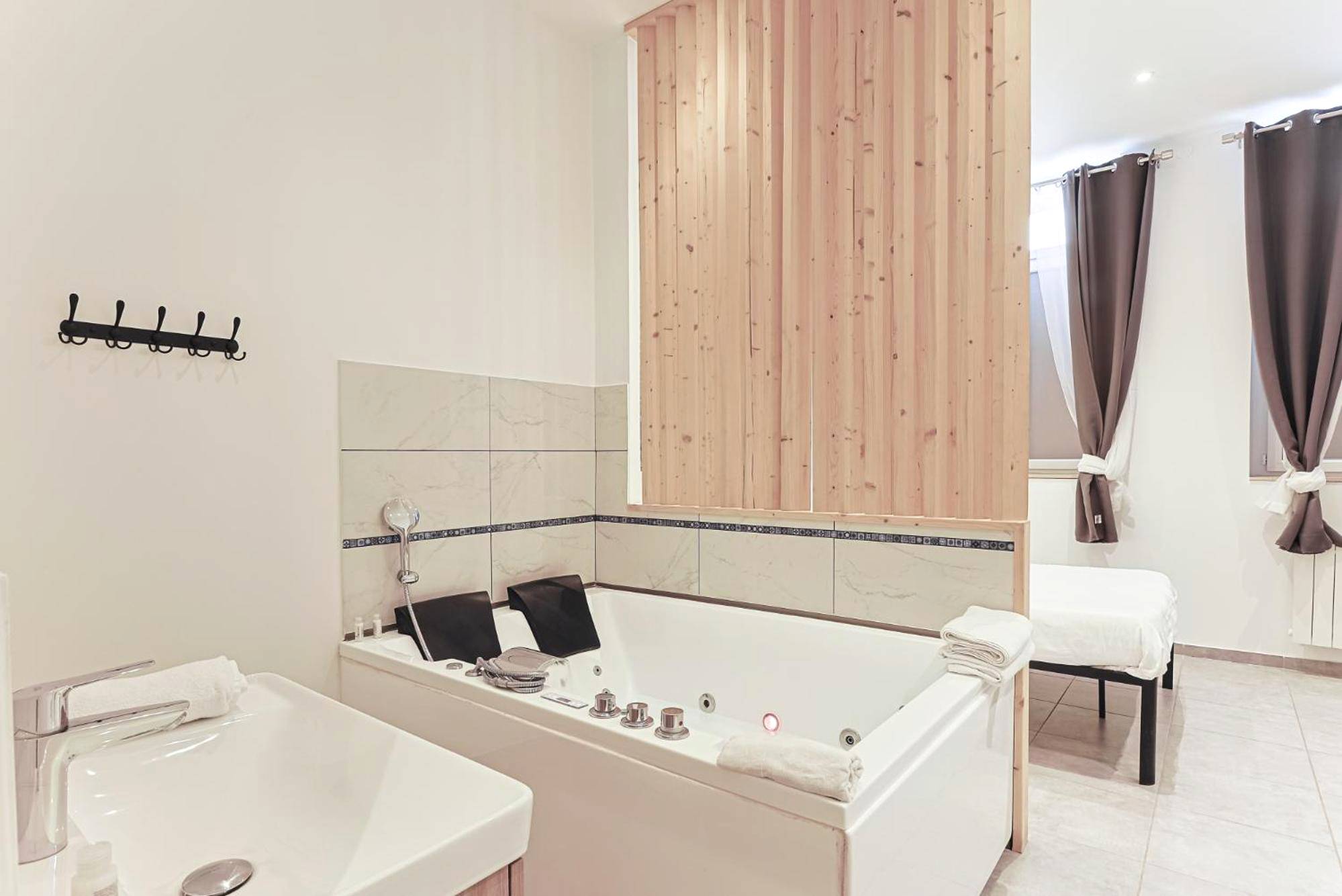 Baignoire balnéo avec appuie - têtes noirs - LES BULLES DE MONA - Lola - Spa - Clim