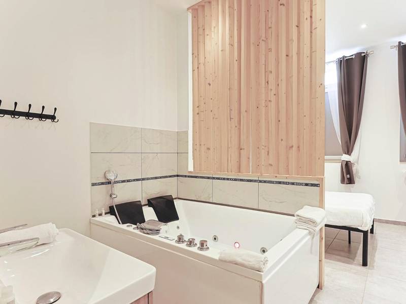 Baignoire balnéo avec appuie - têtes noirs - LES BULLES DE MONA - Lola - Spa - Clim