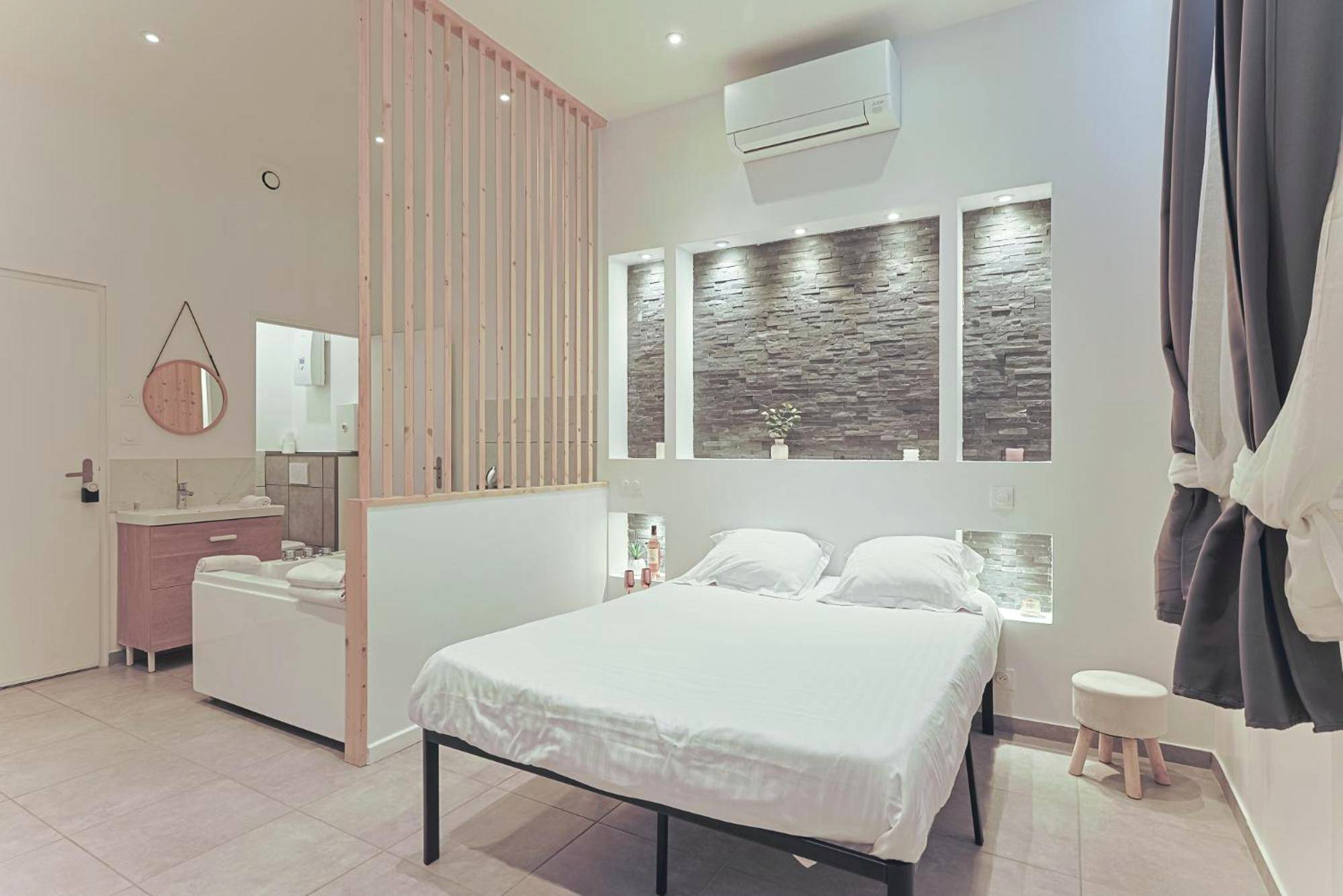 Vue d'ensemble de la suite avec lit et jacuzzi - LES BULLES DE MONA - Lola - Spa - Clim