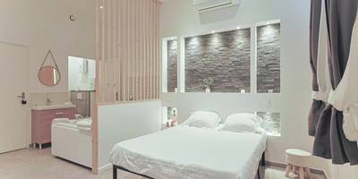 Vue d'ensemble de la suite avec lit et jacuzzi - LES BULLES DE MONA - Lola - Spa - Clim