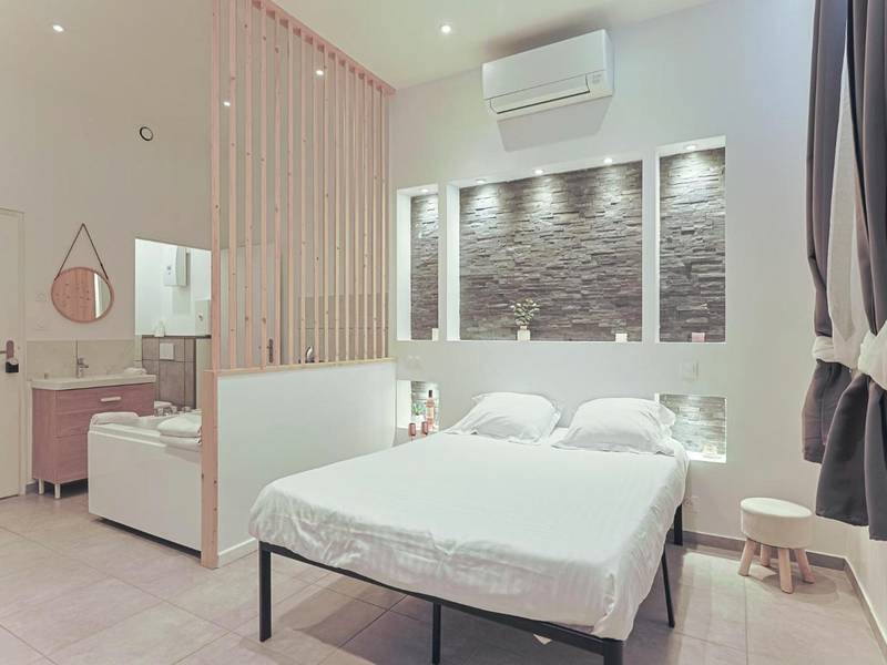 Vue d'ensemble de la suite avec lit et jacuzzi - LES BULLES DE MONA - Lola - Spa - Clim