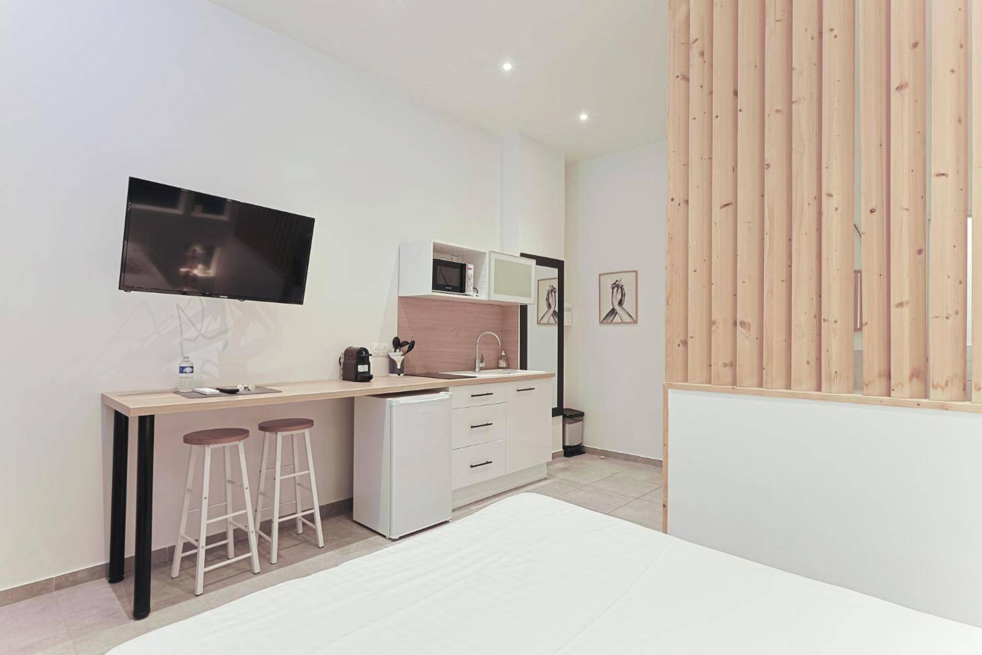 Espace cuisine équipée et coin repas avec TV - LES BULLES DE MONA - Lola - Spa - Clim