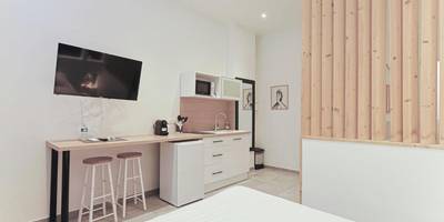 Espace cuisine équipée et coin repas avec TV - LES BULLES DE MONA - Lola - Spa - Clim