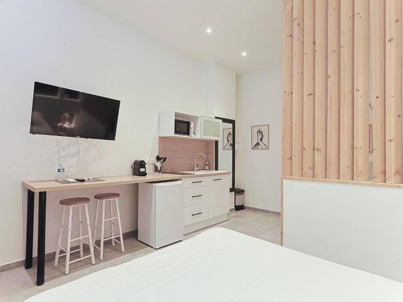 Espace cuisine équipée et coin repas avec TV - LES BULLES DE MONA - Lola - Spa - Clim