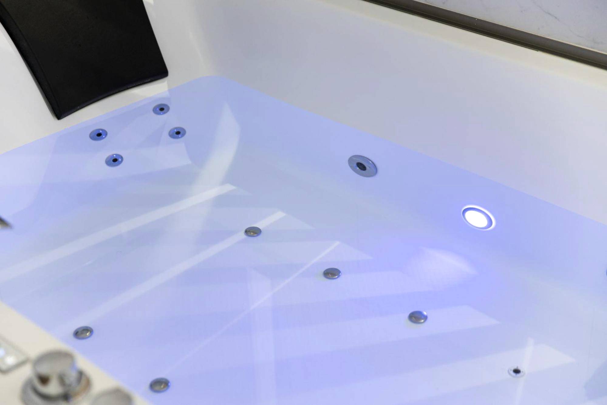 Zoom sur jacuzzi avec éclairage LED bleu - LES BULLES DE MONA - Lola - Spa - Clim