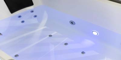 Zoom sur jacuzzi avec éclairage LED bleu - LES BULLES DE MONA - Lola - Spa - Clim