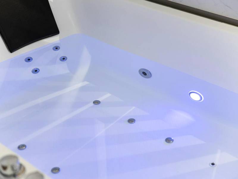 Zoom sur jacuzzi avec éclairage LED bleu - LES BULLES DE MONA - Lola - Spa - Clim
