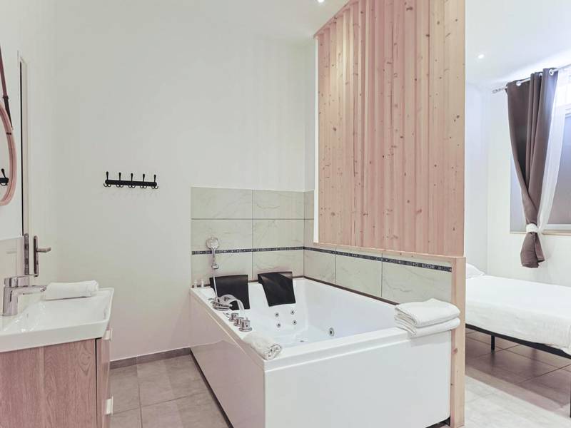 Photo du logement - LES BULLES DE MONA - Lola - Spa - Clim - Lyon