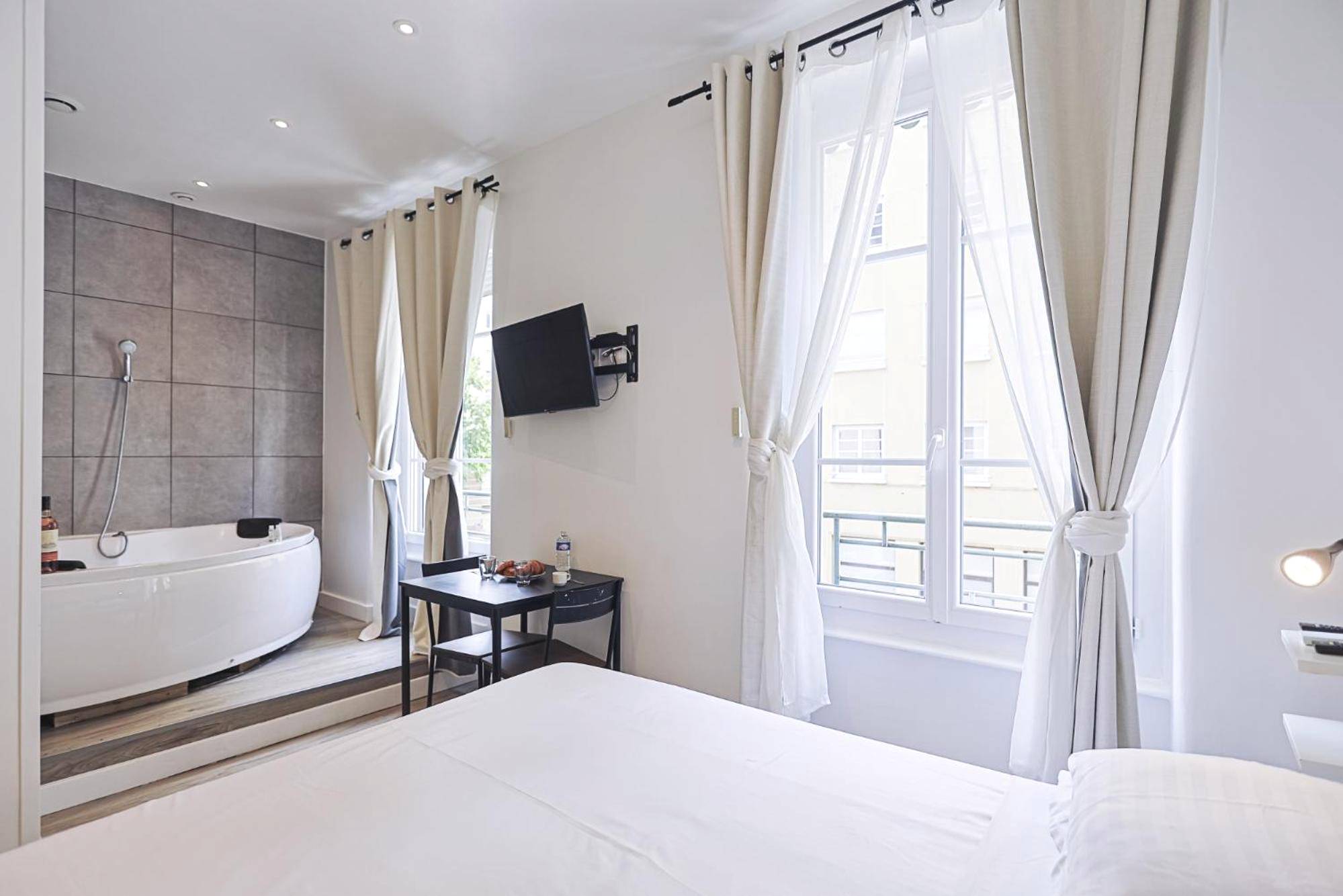 Chambre lumineuse avec baignoire balnéo - Love Room Lyon - LES BULLES DE MONA - Zen - Spa - Clim