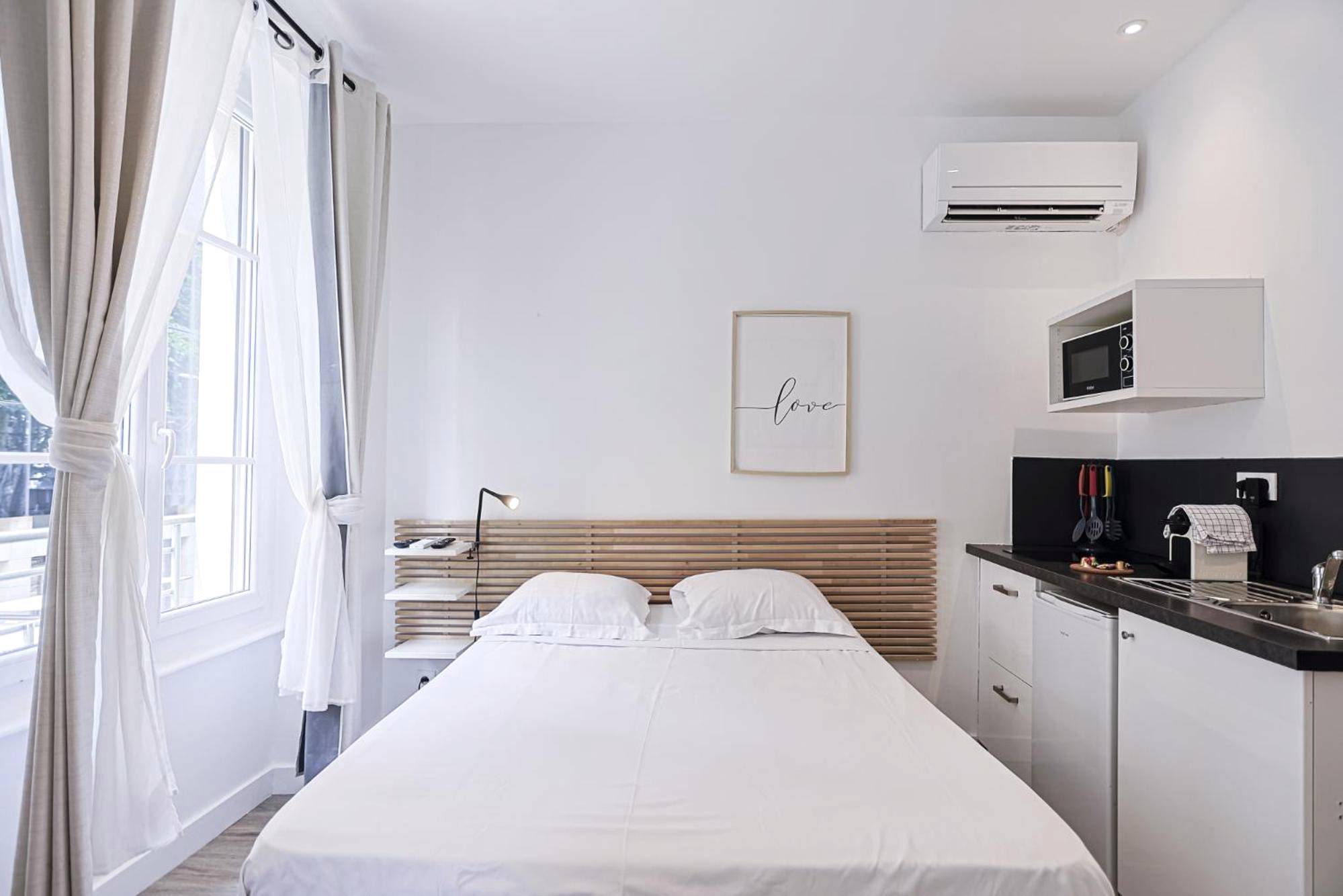 Lit double face à un coin cuisine équipé - LES BULLES DE MONA - Zen - Spa - Clim