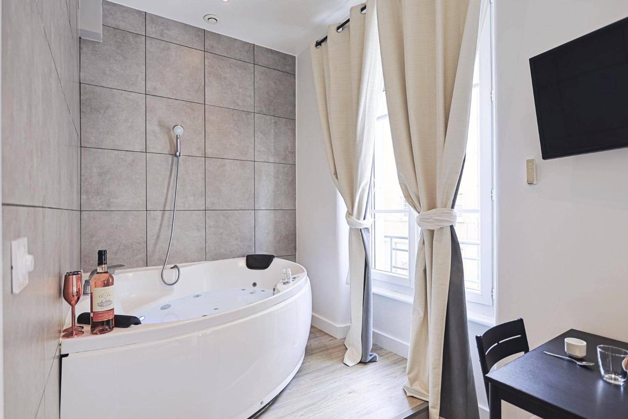 Baignoire balnéo d'angle et bouteille de vin - LES BULLES DE MONA - Zen - Spa - Clim
