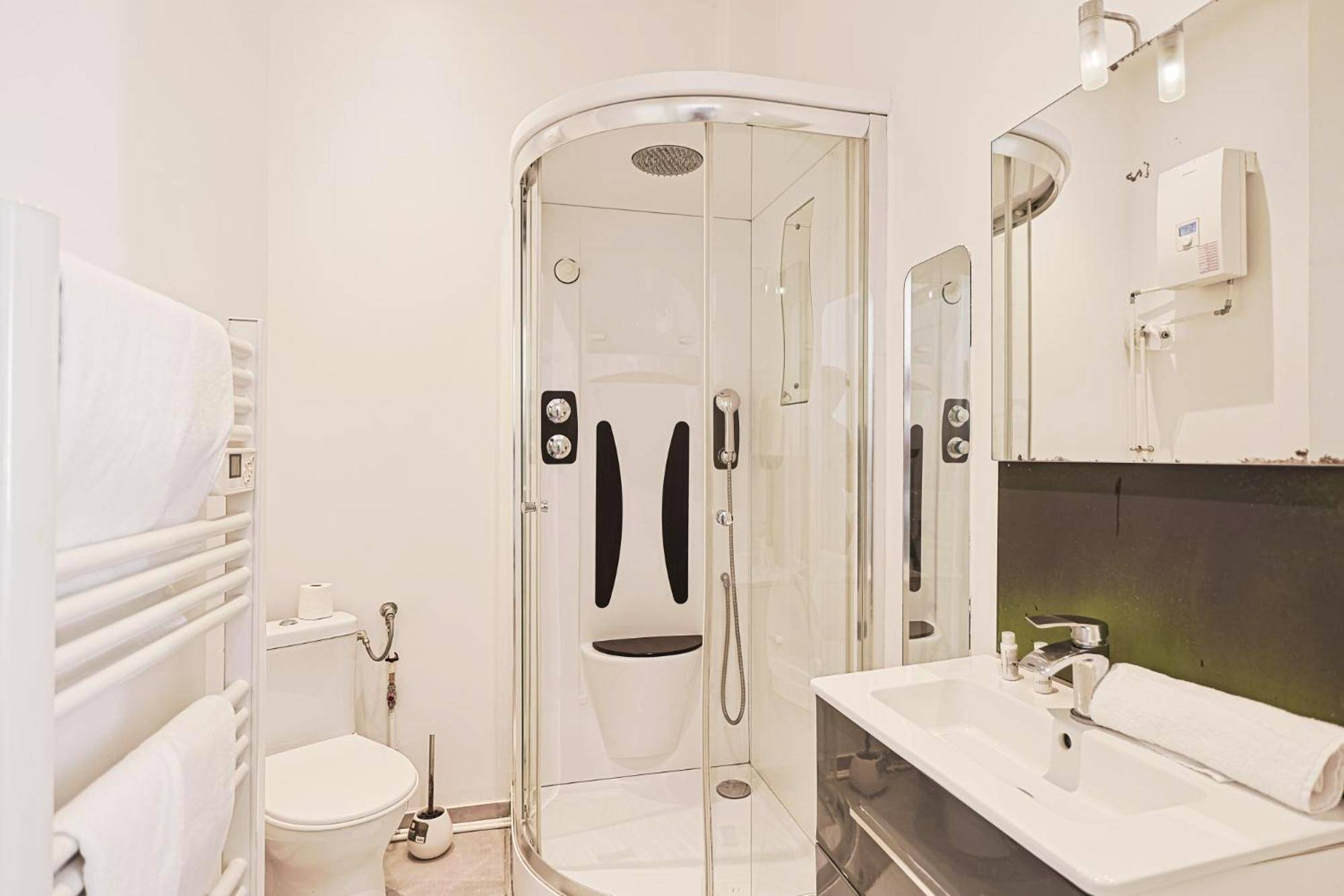 Salle d'eau avec cabine de douche hydromassante - LES BULLES DE MONA - Zen - Spa - Clim