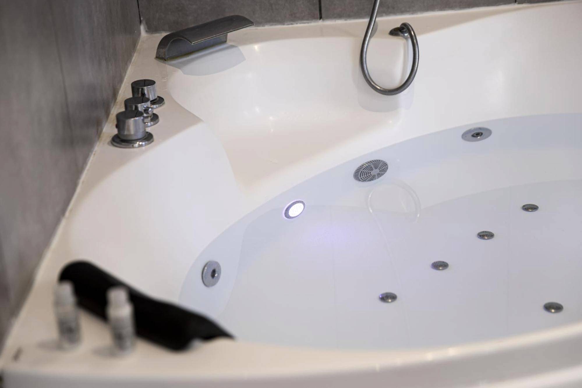 Détail d'une baignoire balnéo avec jets - LES BULLES DE MONA - Zen - Spa - Clim