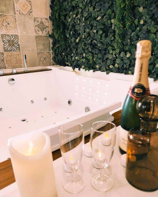 Champagne et bougies devant un jacuzzi - Love Room Saint - Jean - d'Angély - La Cabana Agréable logement avec Jacuzzi/Balnéo