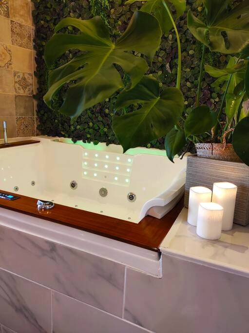 Jacuzzi avec mur végétal et bougies - La Cabana Agréable logement avec Jacuzzi/Balnéo