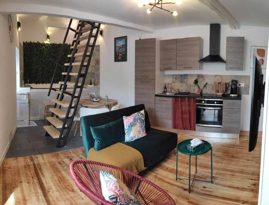 Pièce de vie avec cuisine et salon moderne - La Cabana Agréable logement avec Jacuzzi/Balnéo