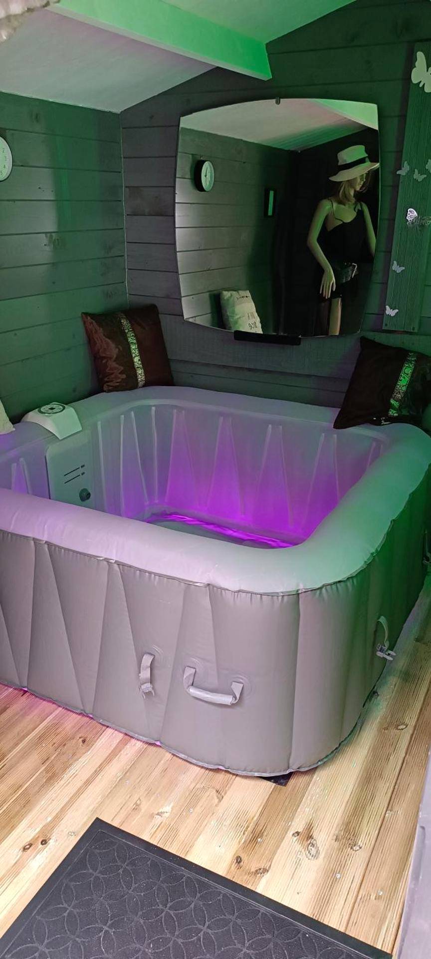 Jacuzzi privatif avec éclairage violet - Love Room Andernos - les - Bains - LOVE ROOM Cabane des charmes