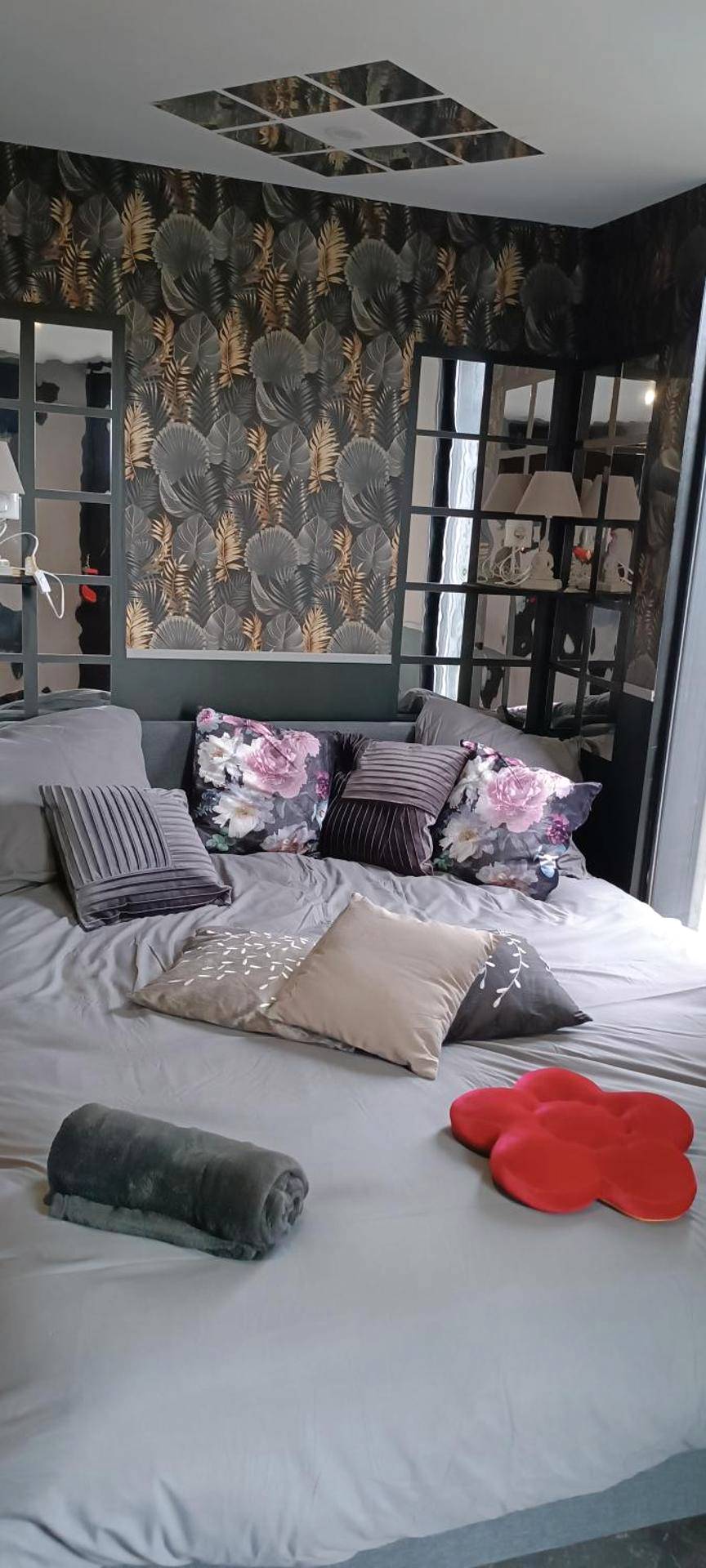 Lit double avec coussins floraux et miroir - LOVE ROOM Cabane des charmes