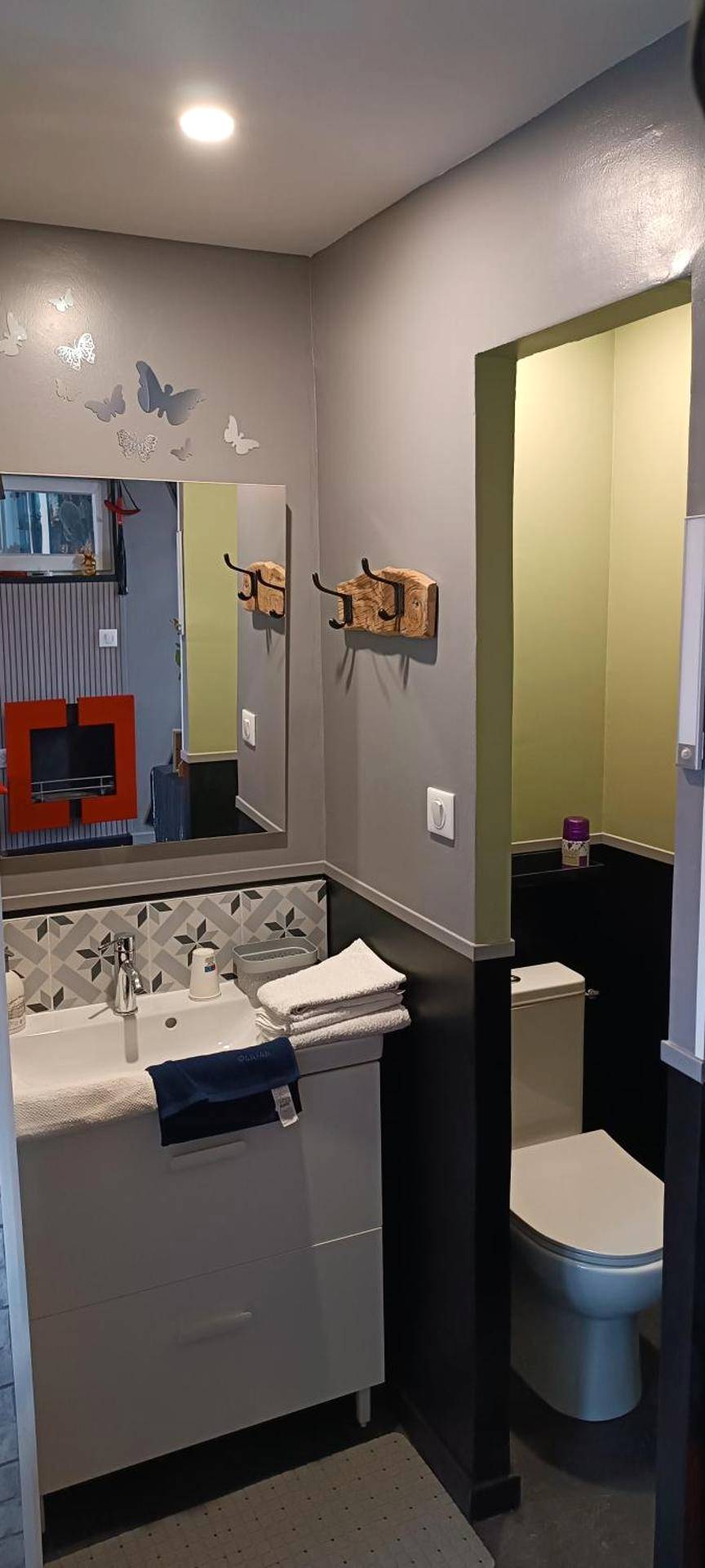 Salle d'eau avec vasque blanche et miroir - LOVE ROOM Cabane des charmes