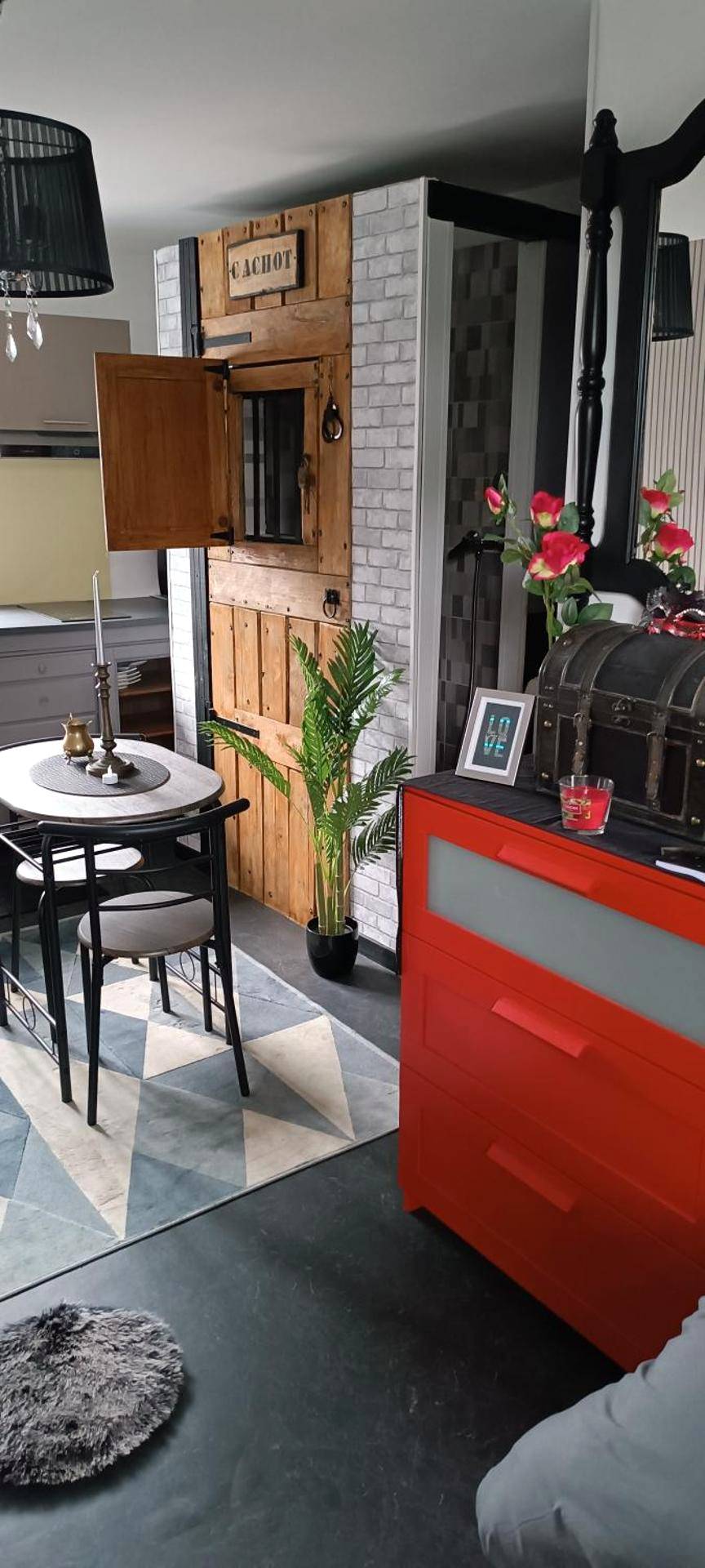 Espace repas et décoration thématique cachot - LOVE ROOM Cabane des charmes